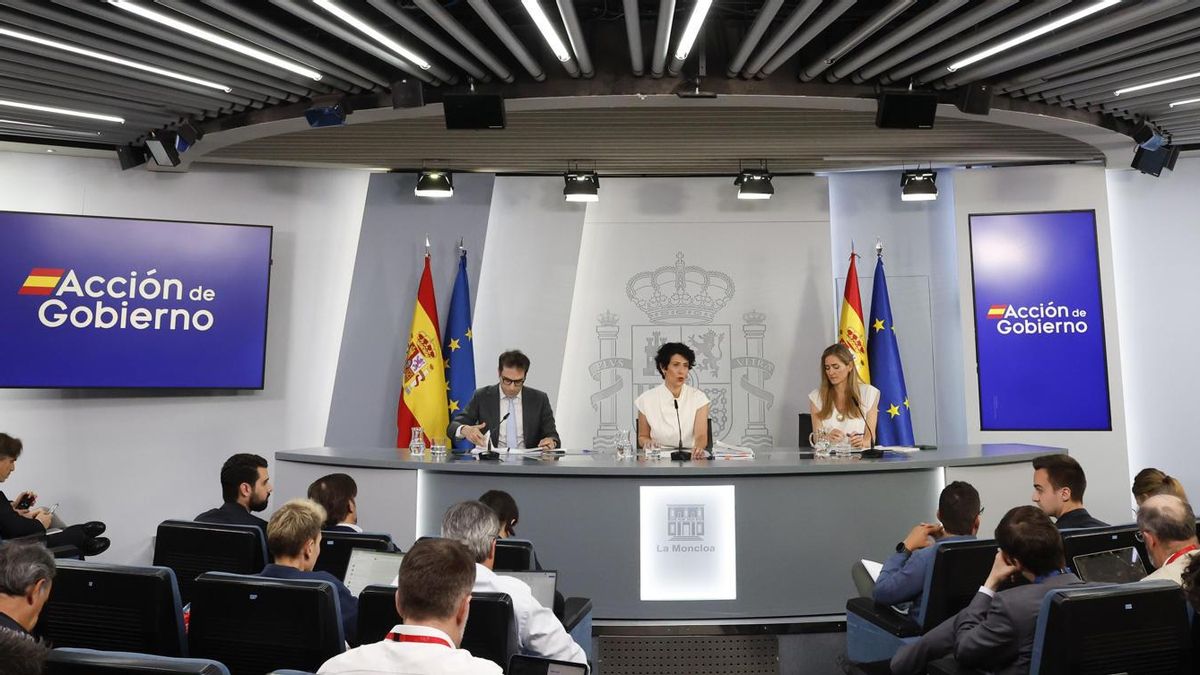 La ministra de Inclusión, Seguridad Social y Migraciones y portavoz, Elma Saiz (c), el vicepresidente primeroy ministro de Economía y la vicepresidenta tercera y ministra para la Transición Ecológica y el Reto Demográfico, Sara Aagesen, durante la rueda de presa posterior a la reunión excepcional del Consejo de Ministros