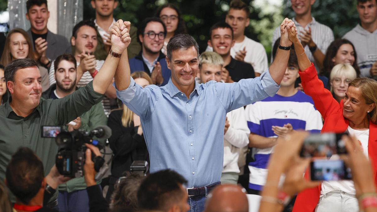 Pedro Sánchez asiste a la fiesta de los socialistas gallegos en Sigüeiro (A Coruña), este domingo,