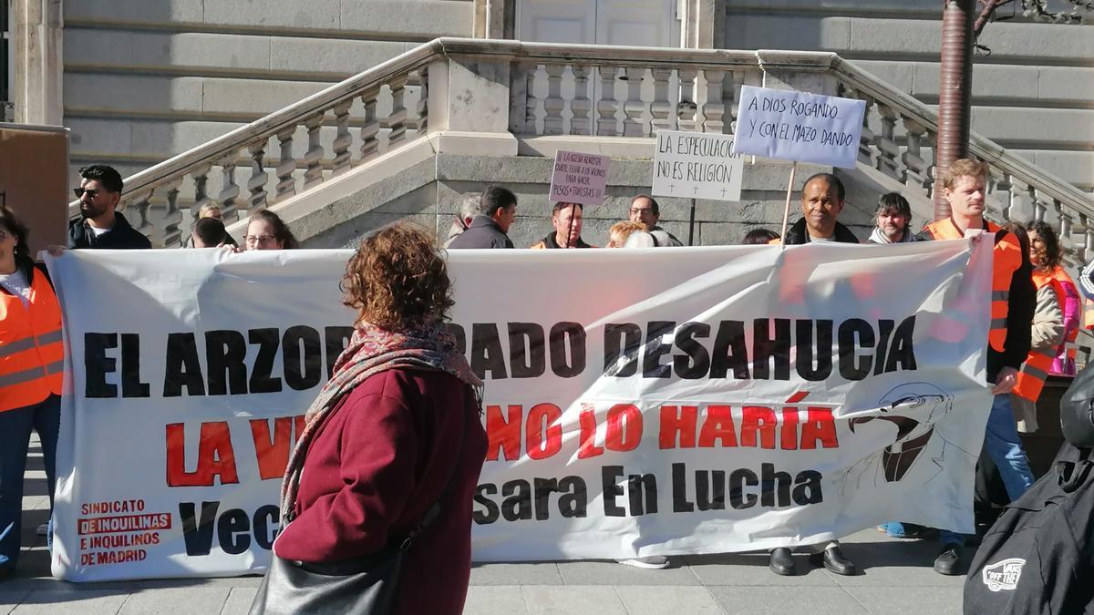 La Iglesia avala un acuerdo para vender 13 edificios a un fondo buitre que puede dejar sin casa a un centenar de vecinos