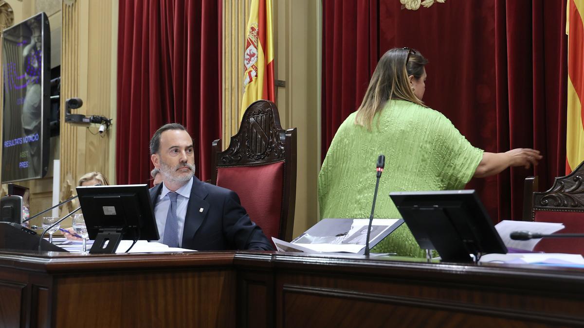 El presidente del Parlament, Gabriel Le Senne, tras romper las dos fotografías.