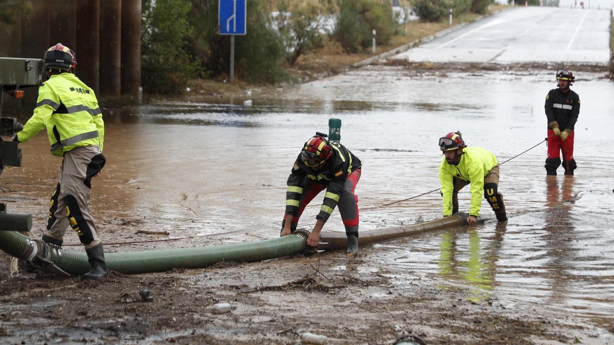 Efectivos de la Unidad Militar de Emergencias trabajan en una carretera inundada próxima a la localidad zaragozana de Grisén este sábado.