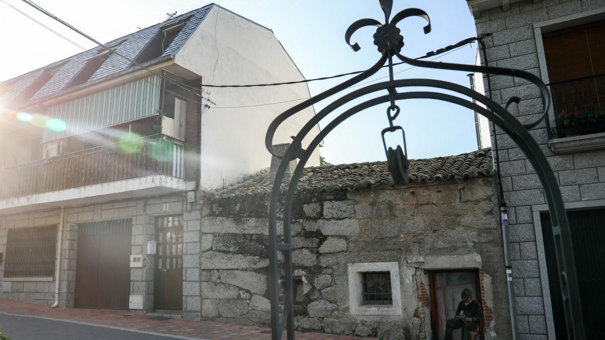 Una vivienda con un mural en Fresnedillas de la Oliva, Madrid (España).