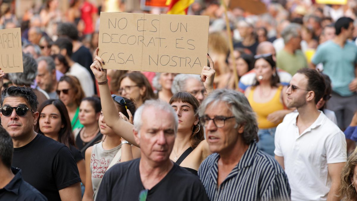 Decenas de personas durante una manifestación contra la saturación turística en Palma de Mallorca, Islas Baleares (España).