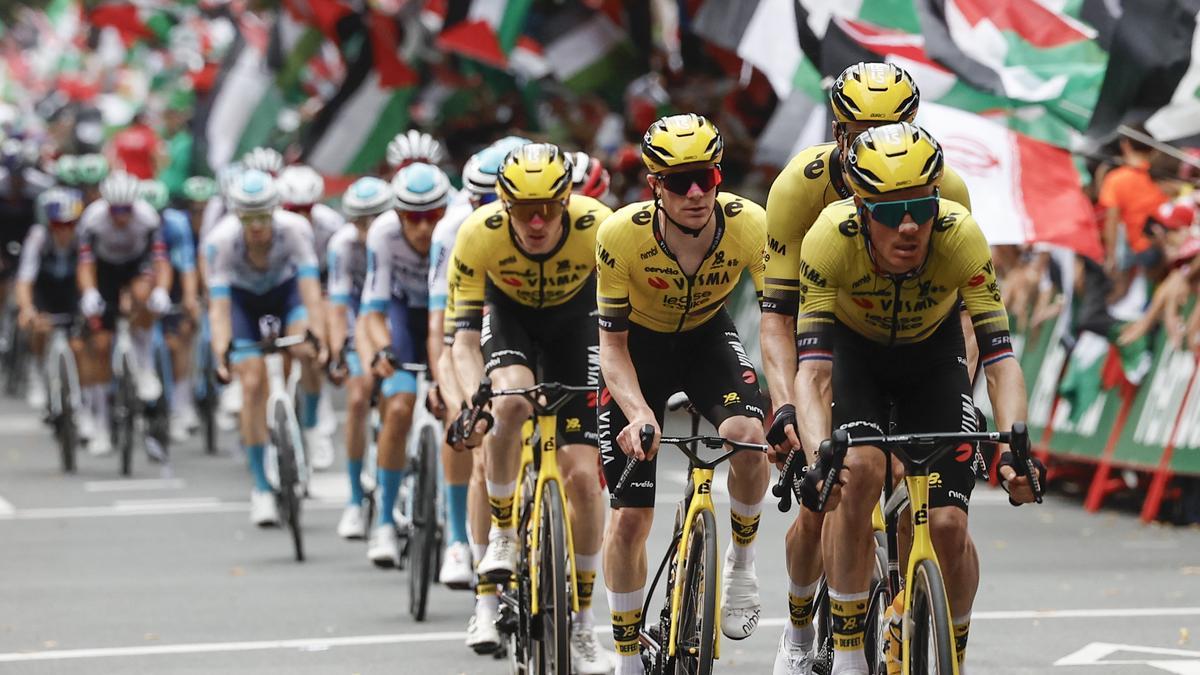 La iniciativa Gernika Palestina invade un tramo de la Gran Vía al paso de la Vuelta ciclista por Bilbao