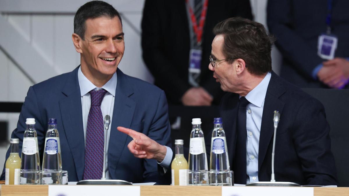 El presidente del Gobierno español, Pedro Sánchez, conversa con Ulf Kristersson, primer ministro de Suecia durante la sesión de reflexión informal de líderes de la Unión Europea.