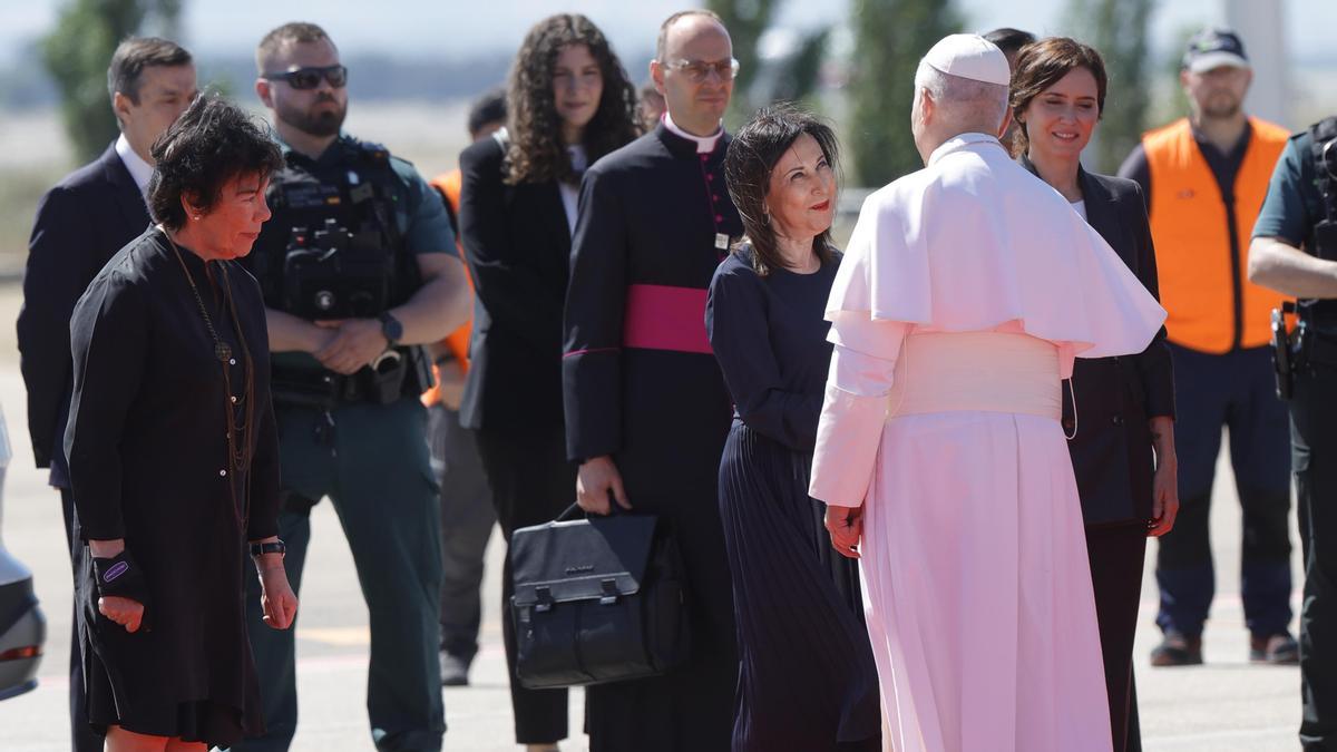 El papa León XIV, en el aeropuerto de Barajas con Isabel Celaá, Margarita Robles e Isabel Díaz Ayuso.