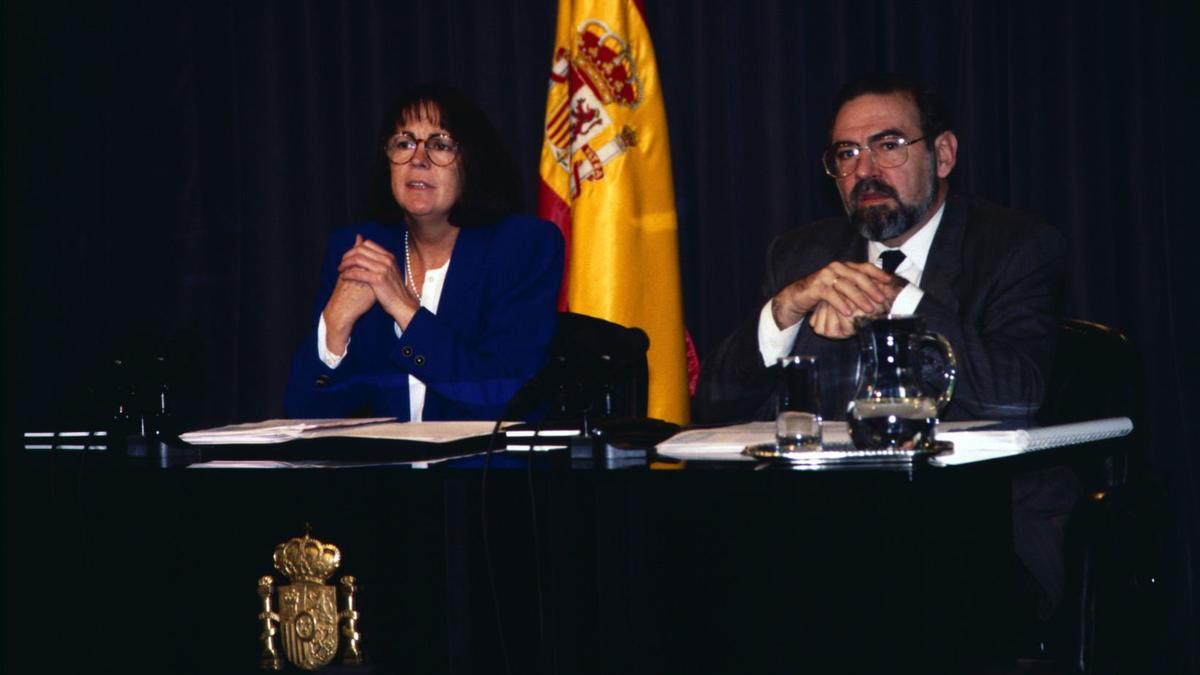 Juan Manuel Eguiagaray junto a Rosa Conde durante una rueda de prensa tras el Consejo de Ministros en 1991.