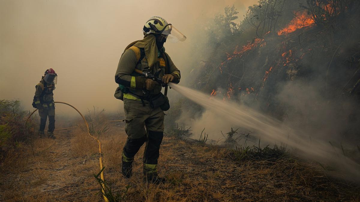 Bomberos de Galicia trabajan durante un incendio, a 5 de septiembre de 2024, en Crecente, Pontevedra.