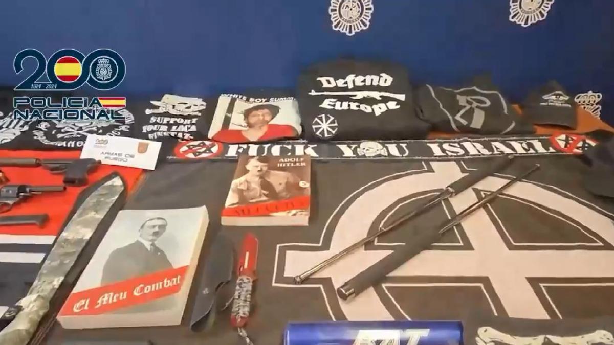 Objetos incautados de la primera célula en España de la organización terrorista 'The Base'.