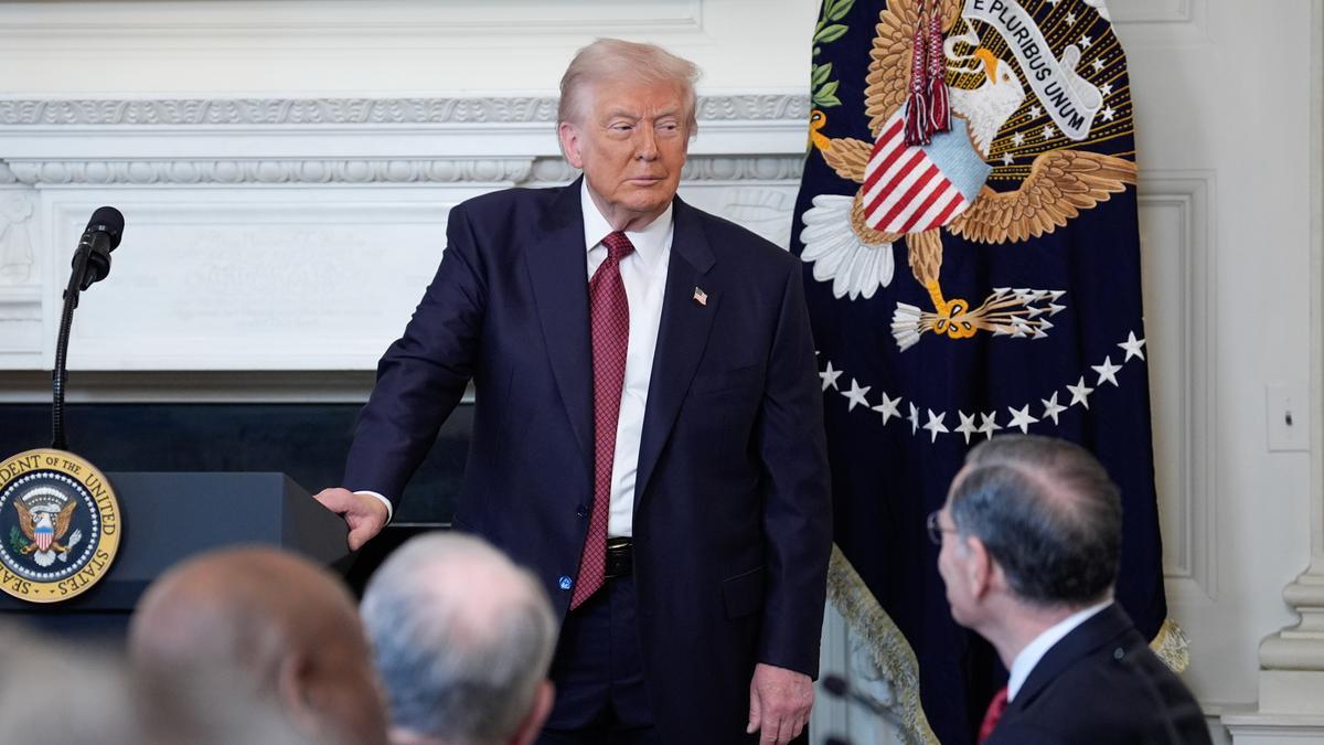 El presidente de los Estados Unidos, Donald Trump, pronuncia unas palabras durante el desayuno con senadores republicanos en el Comedor de Estado de la Casa Blanca, en Washington D. C., Estados Unidos, el 5 de noviembre de 2025.