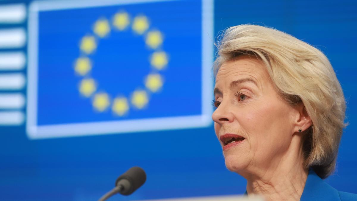 La presidenta de la Comisión Europea, Ursula von der Leyen, al término de la Cumbre del Consejo de la UE en Bruselas (Bélgica).