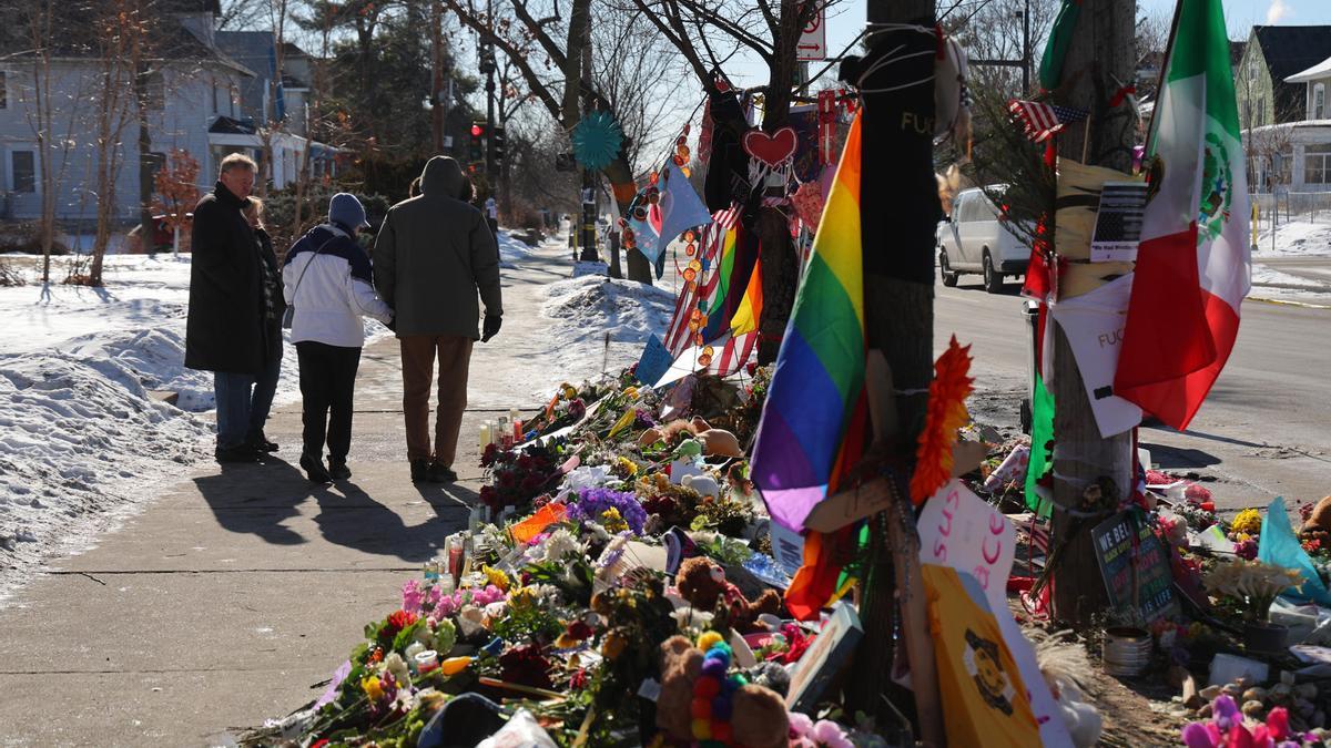 Altar improvisado en el lugar donde Renee Good fue asesinada por agentes del ICE en Minneapolis