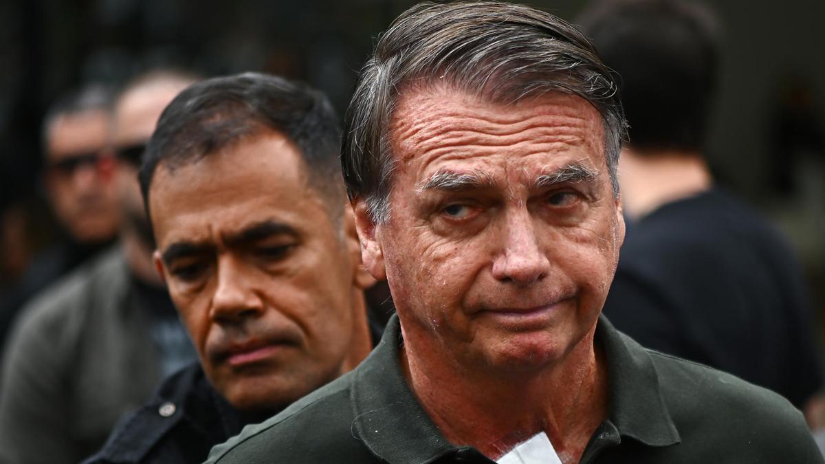 El expresidente de Brasil, Jair Bolsonaro, a su salida del hospital DF Star, en Brasilia (Brasil).
