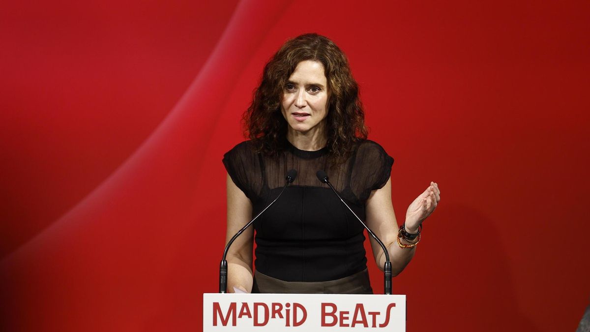 La presidenta de la Comunidad de Madrid, Isabel Díaz Ayuso (c), interviene durante la presentación de la nueva campaña turística internacional de la capital, este miércoles.