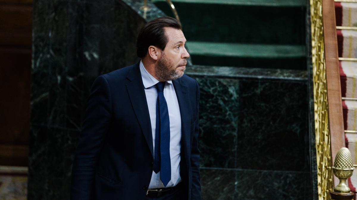 El ministro de Transportes y Movilidad Sostenible, Óscar Puente, durante una sesión plenaria, en el Congreso de los Diputados.