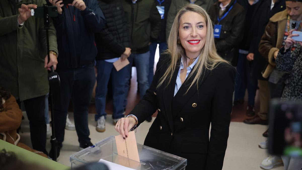 La candidata del PP María Guardiola acude a votar a mediodía al CEIP Vivero de Cáceres.