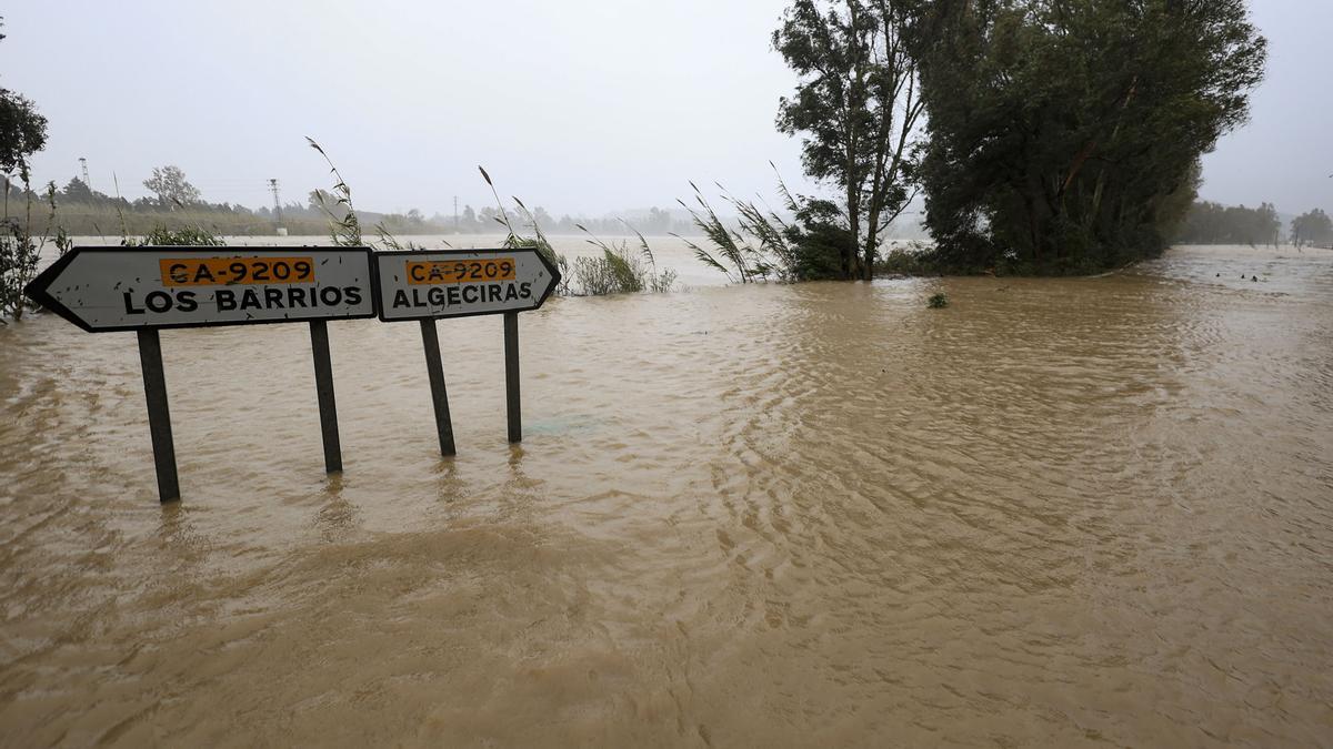 La carretera que conecta Algeciras con Los Barrios (CA-9209) está cortada al tráfico por el desbordamiento del río Palmones, por el fuerte temporal que azota la zona del Campo de Gibraltar.