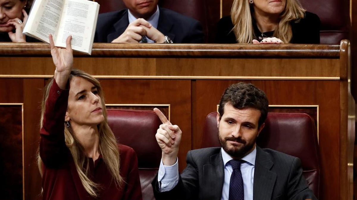 Cayetana Álvarez de Toledo junto a Pablo Casado en el Congreso de los Diputados