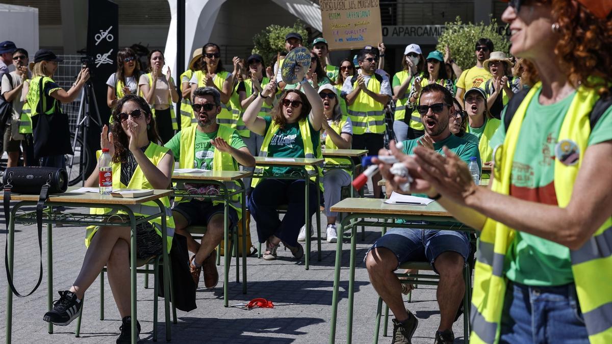Manifestantes durante la celebración de una performance sorpresa relacionada con la huelga de profesores, a 29 de mayo de 2026, en Valencia.