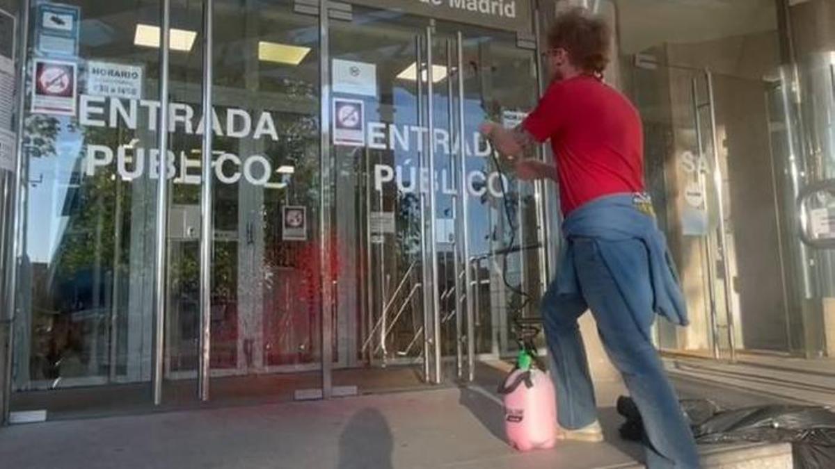 Activistas de Futuro Vegetal rocían de rojo los Juzgados de Plaza Castilla, en Madrid.