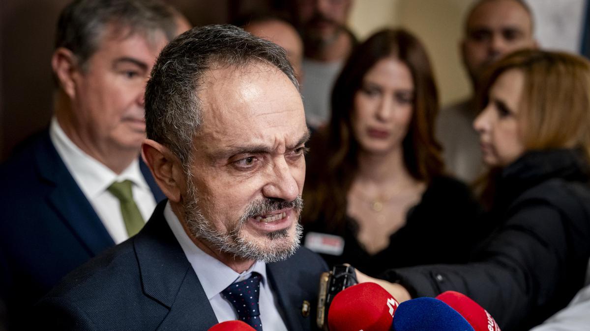 Foto de archivo del alcalde de Móstoles, Manuel Bautista, durante un pleno extraordinario en el Ayuntamiento de Móstoles.