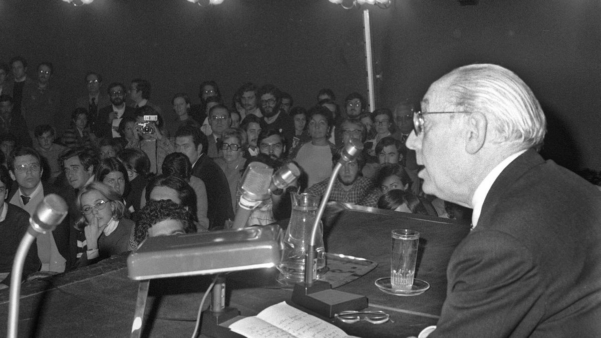 Conferencia de Enrique Tierno Galván en el Ateneo de Madrid, 22 de octubre de 1976.