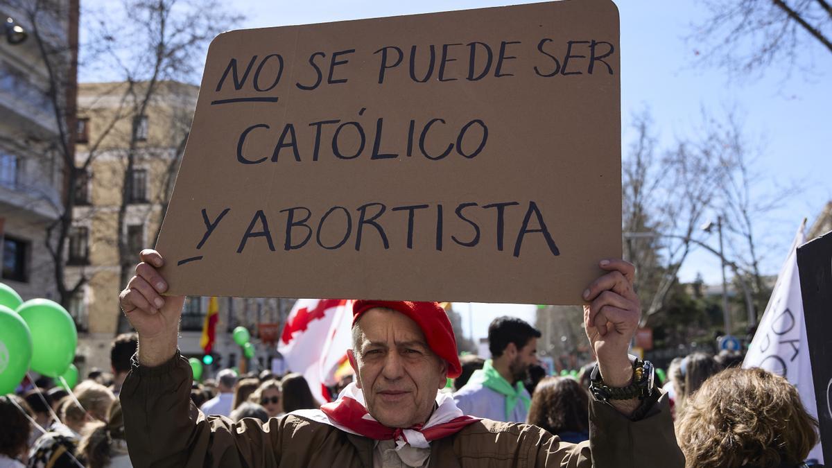 Varias personas marchan con pancartas contra el aborto en la concentración ‘Sí a la vida’ 2023, a 12 de marzo de 2023, en Madrid (España).