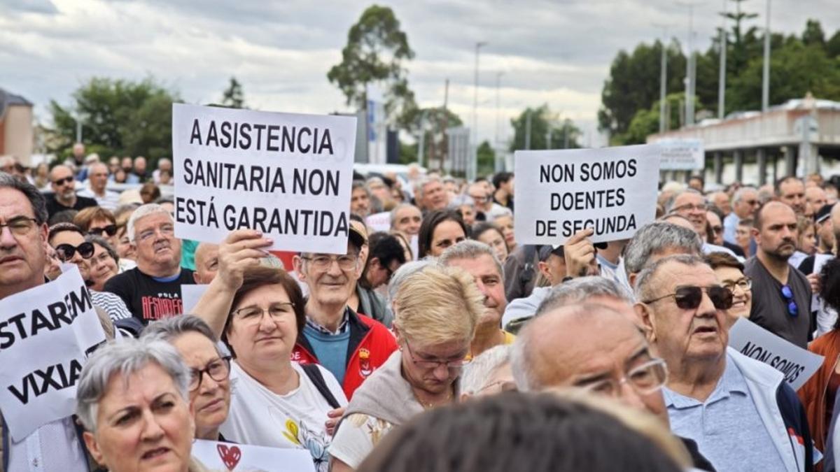 Movilización por la defensa de la salud pública, frente al hospital de Burela el 12 de junio.
