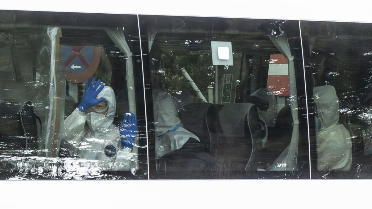 Un autobús transporta a los ciudadanos españoles que se encontraban en el crucero MV Hondius desde la Base Aérea de Torrejón hasta el Hospital Gómez Ulla.