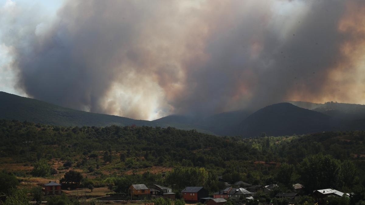 Un incendio afecta al paraje natural de Las Médulas y obliga a desalojar a 800 vecinos