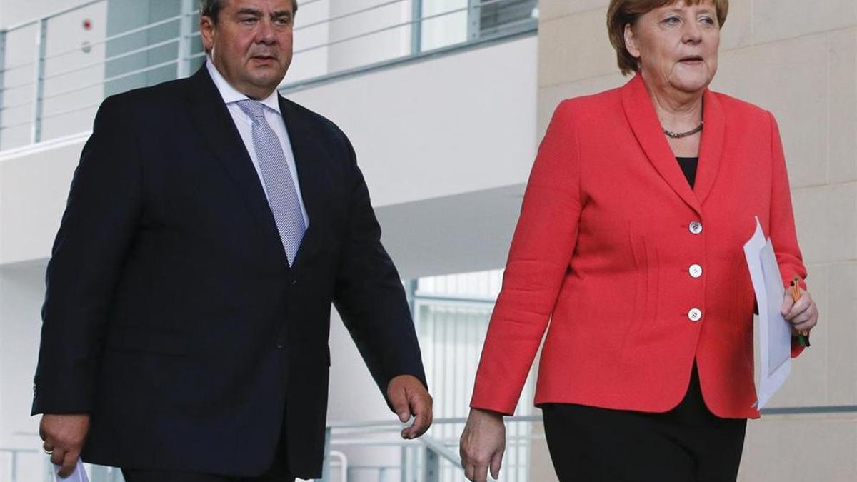 Sigmar Gabriel, líder del SPD y vicecanciller, junto a Angela Merkel, en una imagen de archivo.