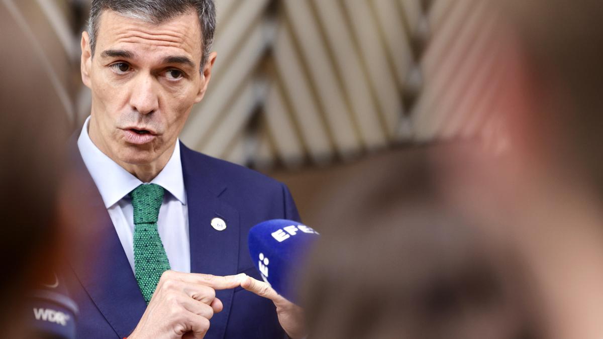 El presidente del Gobierno, Pedro Sánchez, atiende a los medios de comunicación a su llegada a la Cumbre de líderes de la UE en Bruselas, Bélgica, el 26 de junio de 2025.