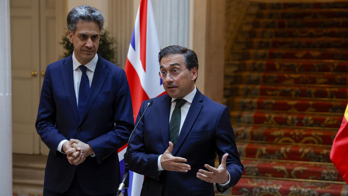 El ministro español de Asuntos Exteriores, José Manuel Albares, y el secretario británico de Estado de Asuntos Exteriores, Edward Samuel Miliband, durante su reunión en Madrid.