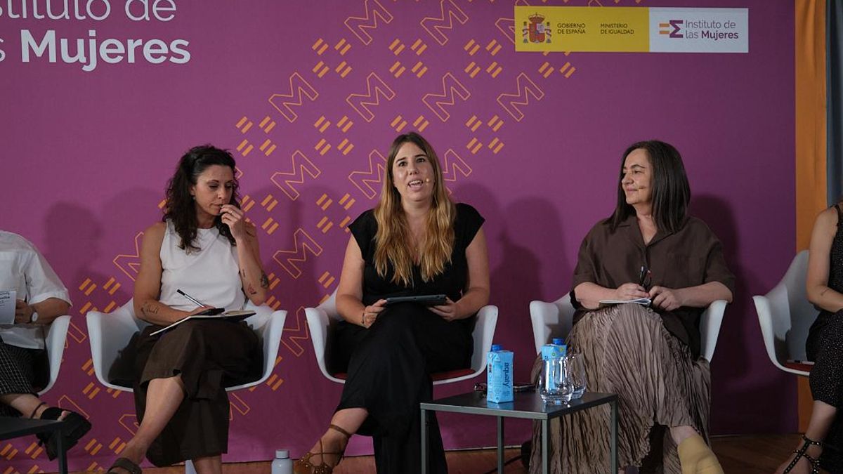 La periodista Isabel Valdés, la directora del Instituto de las Mujeres, Cristina Hernández y la escritora Nuria Varela.