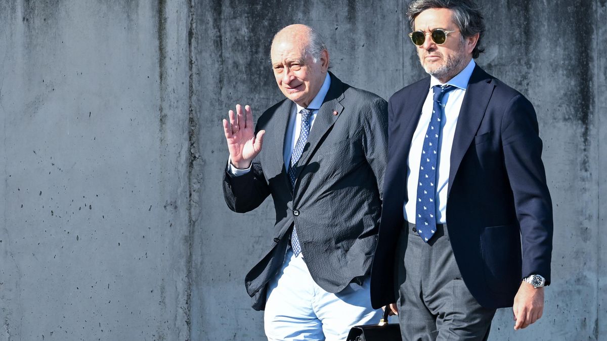 El exministro del Interior Jorge Fernández Díaz llegando junto a su abogado a la última sesión del juicio de 'Kitchen'.