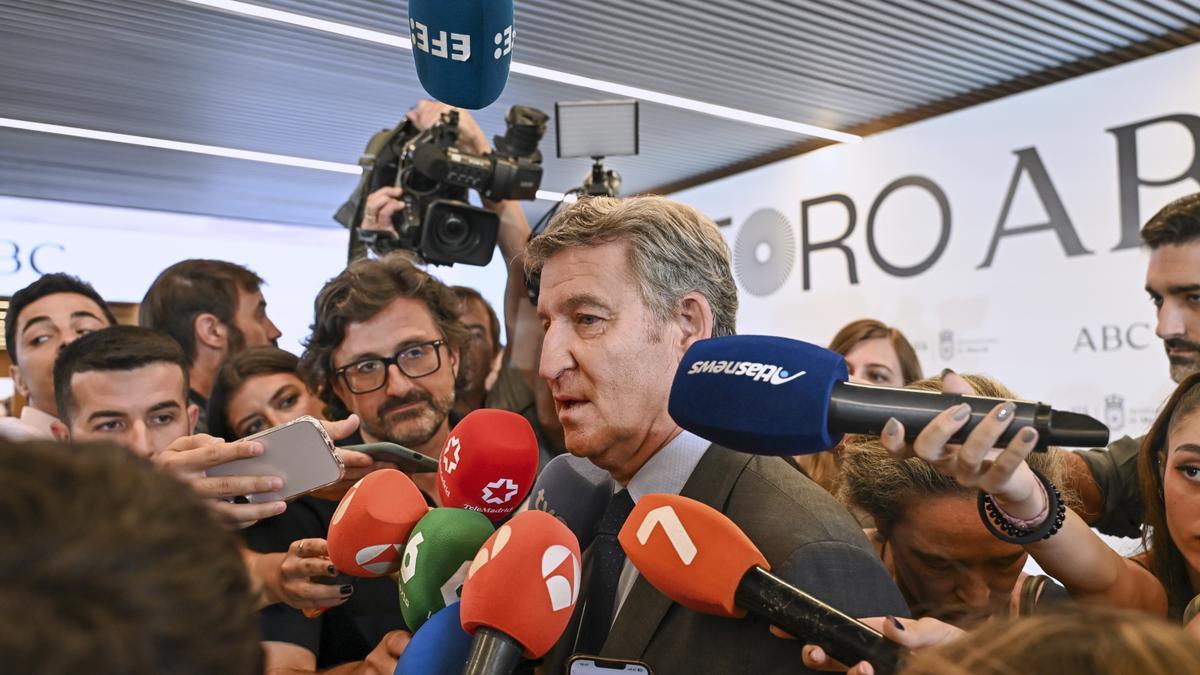 Alberto Nùñez Feijóo, rodeado de micrófonos y cámaras de televisión en un acto organizado por el diario ‘Abc’.