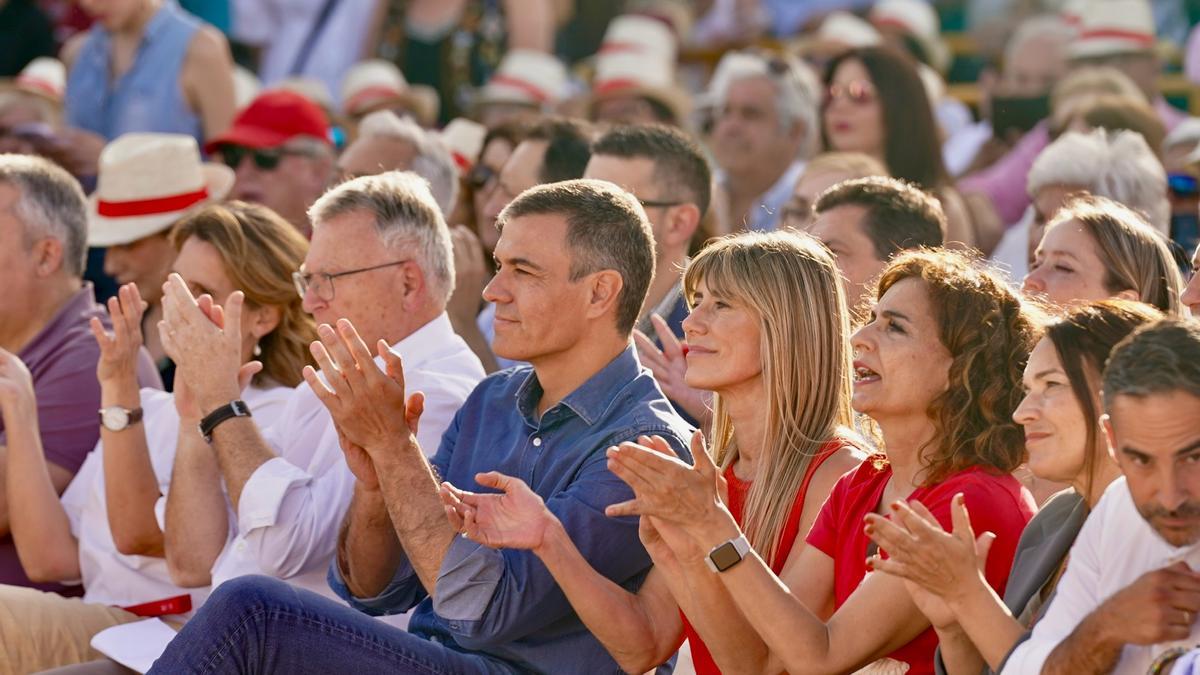 El secretario general del PSOE y presidente del Gobierno, Pedro Sánchez, junto a su mujer, Begoña Gómez.