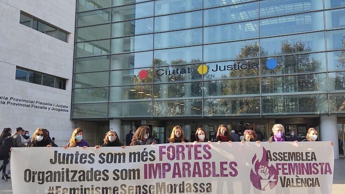Feministas valencianas en defensa de las activistas encausadas por la huelga del 8M.