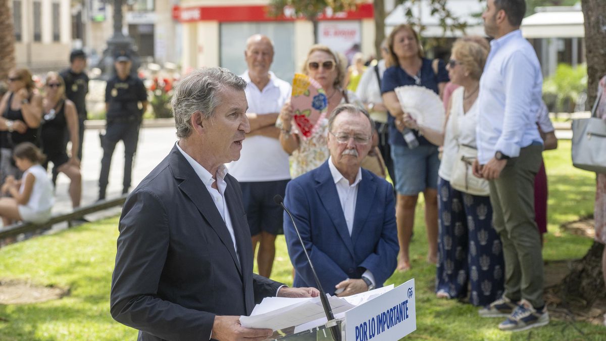 El presidente del Partido Popular, Alberto Núñez Feijóo (i), acompañado del presidente de la ciudad autónoma de Ceuta, Juan Jesús Vivas (d), ofrece declaraciones a los medios