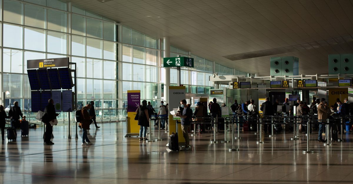 El mal tiempo causa unas 30 cancelaciones de vuelos en el aeropuerto de El Prat y numerosos retrasos