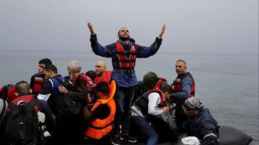 Llegada de una de las embarcaciones con inmigrantes a la isla de Lesbos.