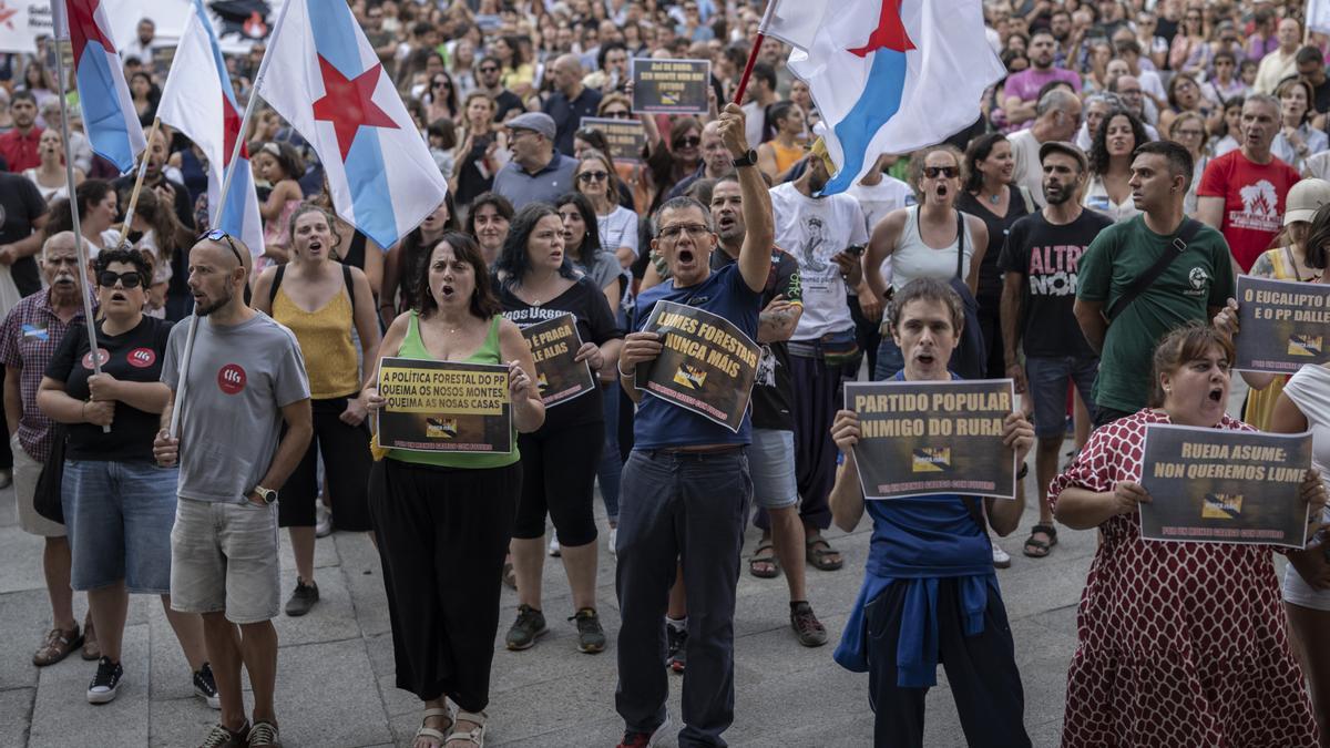 Concentración en protesta por la ola de fuegos que asola Galicia.