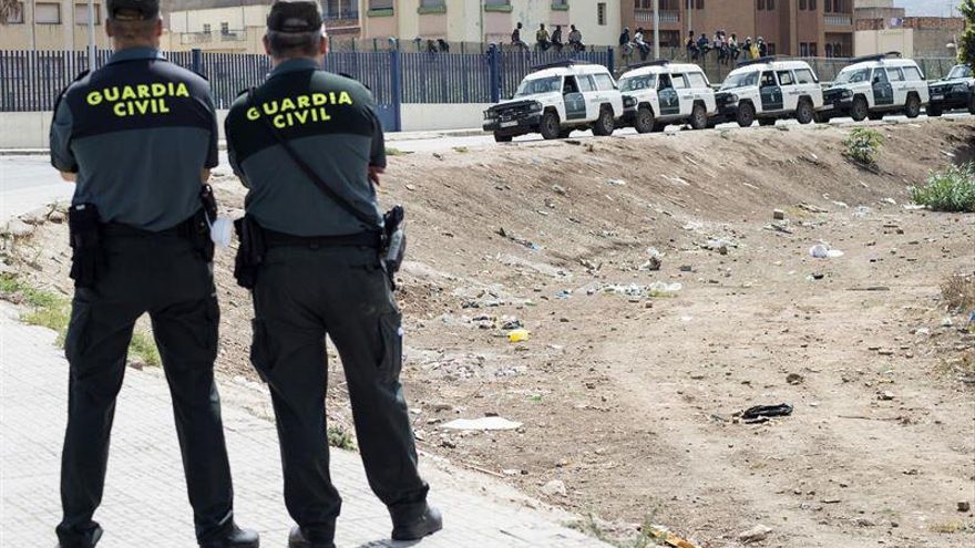 Más de 100 colectivos sociales rechazan la condecoración de Interior a los guardias civiles de Melilla