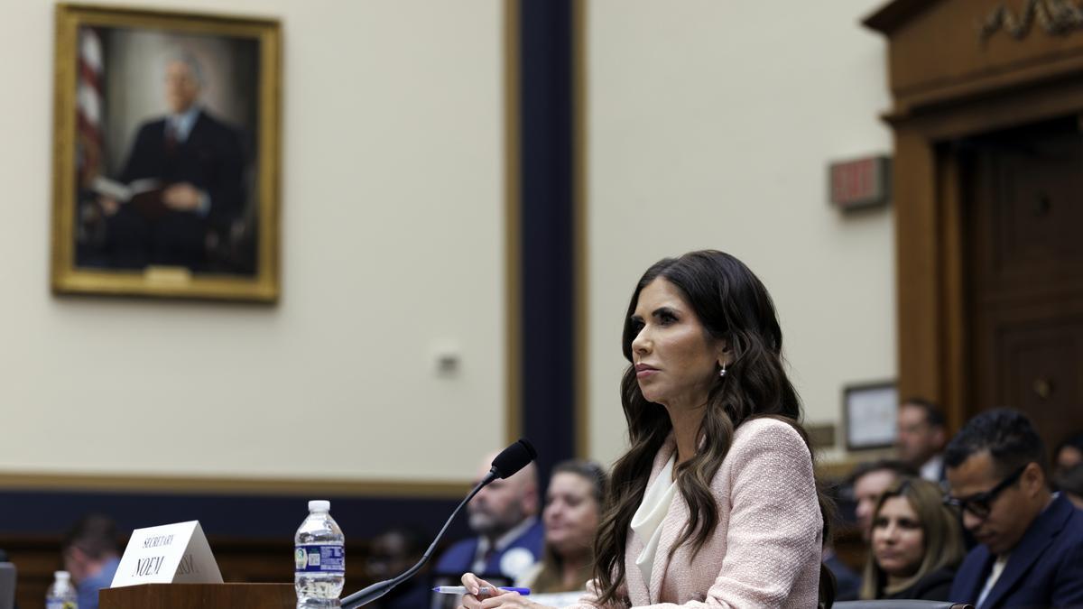 La secretaria de Seguridad Nacional de EEUU, Kristi Noem, en la Cámara de Representantes en el Capitolio.