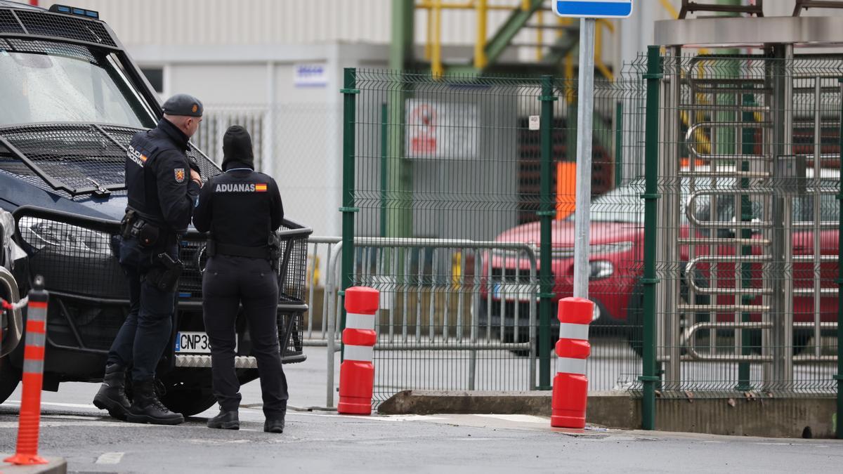 La Policía Nacional registra este martes la planta de Sidenor en el municipio vizcaíno de Basauri.