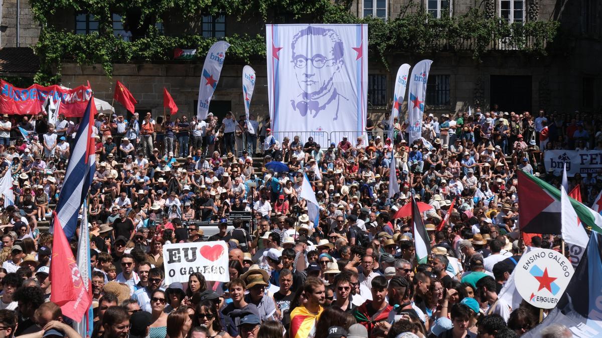 Decenas de personas durante una manifestación convocada por el BNG con motivo del Día da Patria Galega.