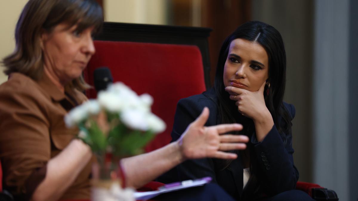 La analista política Sarah Santaolalla participa en un acto en el Senado, en Madrid.