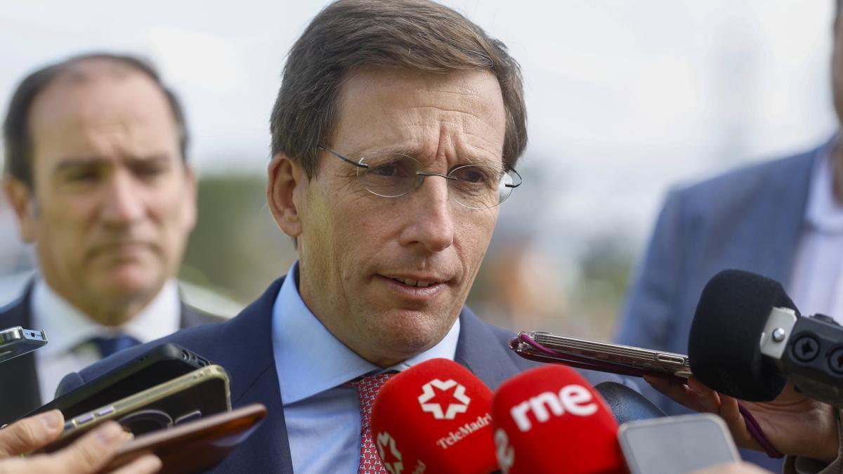 El alcalde de Madrid, José Luis Martínez-Almeida, atiende a los medios.