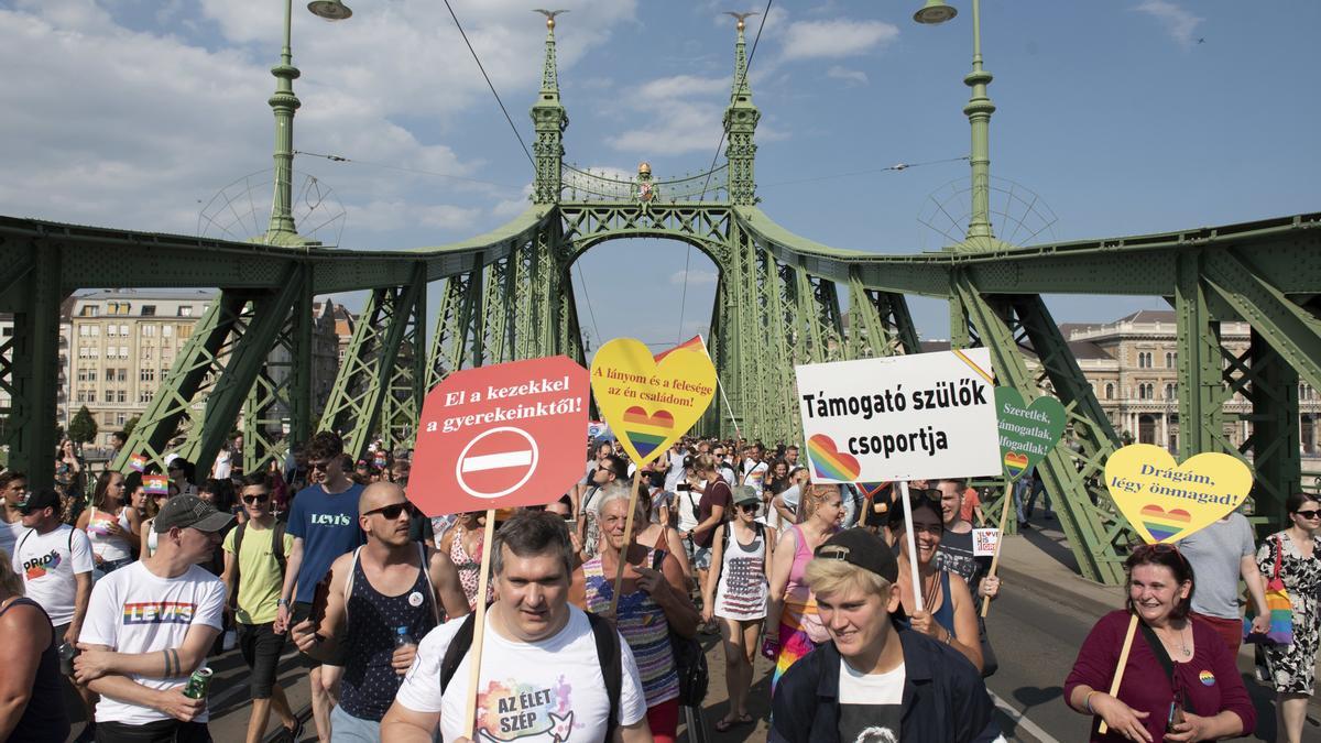 España y otros 19 países de la UE instan a Bruselas a actuar contra Hungría por prohibir una marcha LGTBI+