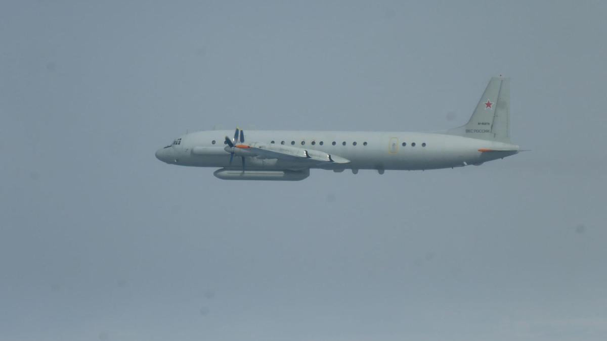 Avión ruso modelo IL-20M fotografiado por la Fuerza Aérea de Alemania en una imagen compartida por el Ministerio de Defensa alemán.